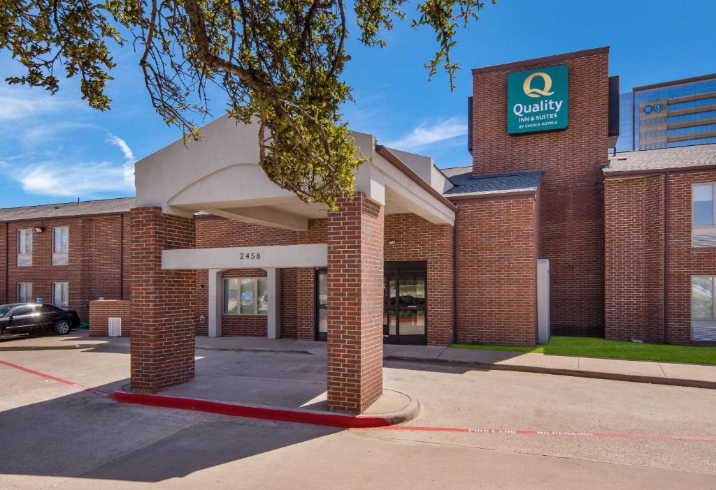 a building with a sign on the front of it at Quality Inn & Suites Richardson-Dallas in Richardson