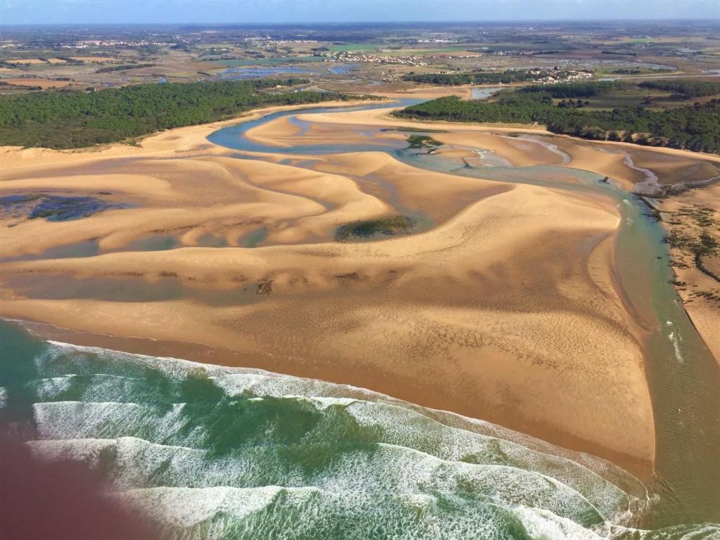 an aerial view of a beach with sand and water at Le Bosquito - Piscine Avril a Septembre in Saint-Hilaire-de-Talmont