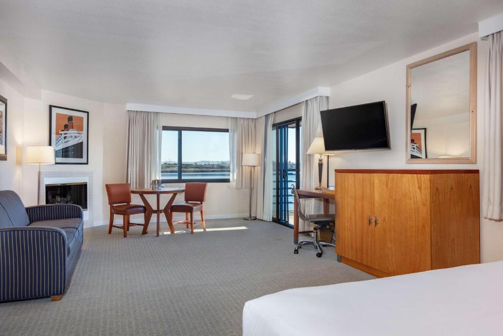 Waterfront Hotel, part of JdV by Hyatt - Junior King Suite With Water View