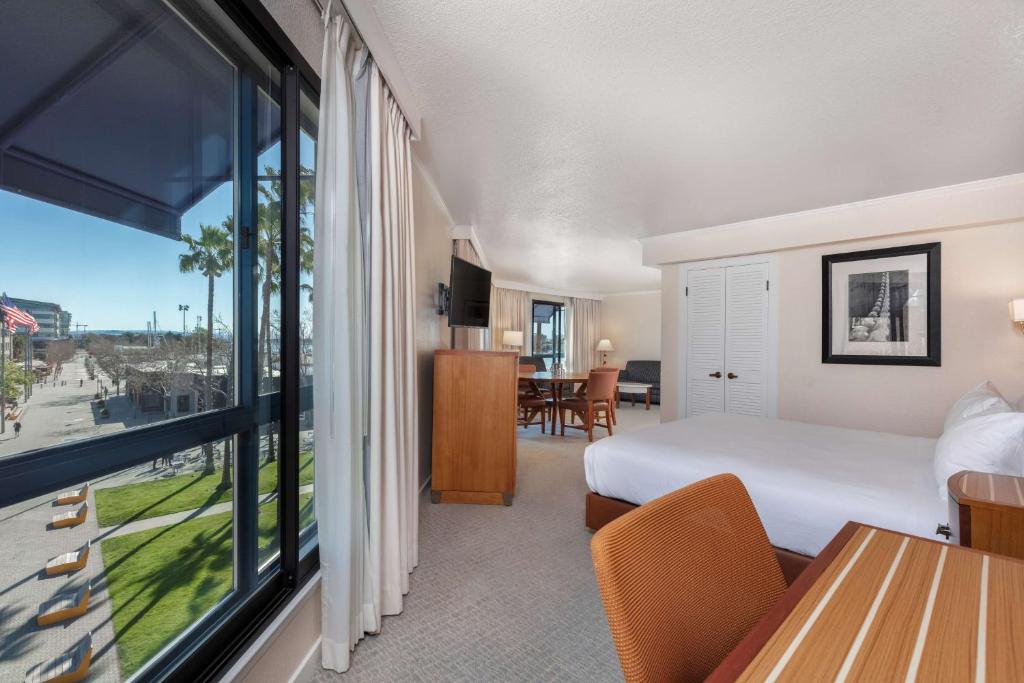 Waterfront Hotel, part of JdV by Hyatt - Junior King Suite