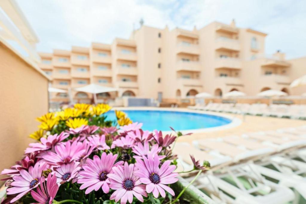 Basen w obiekcie Rosamar Ibiza Hotel lub w pobliżu
