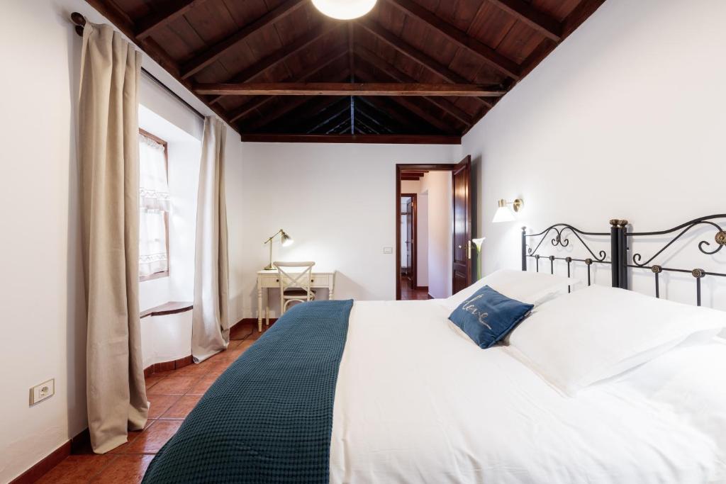 A bed or beds in a room at Facundo B
