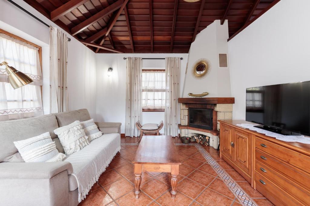 A television and/or entertainment centre at Facundo B
