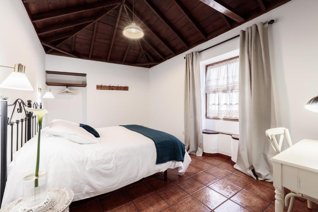 A bed or beds in a room at Facundo B