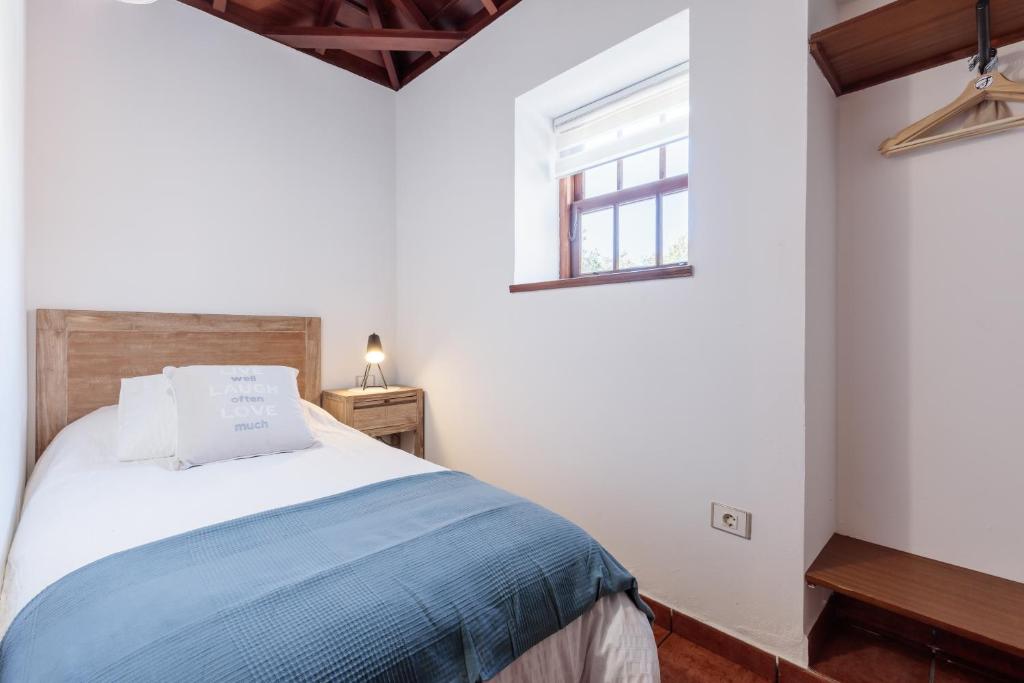 A bed or beds in a room at Facundo B