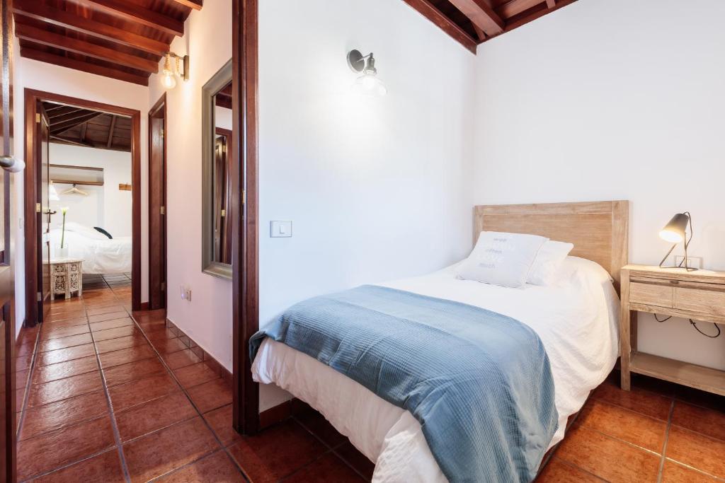 A bed or beds in a room at Facundo B