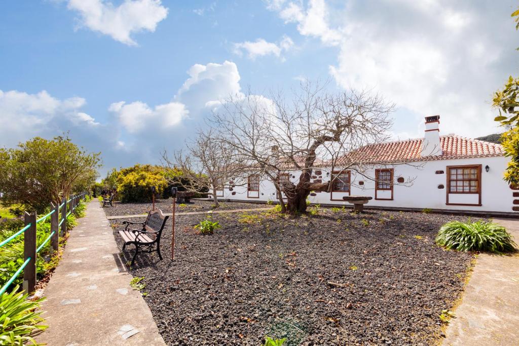 A garden outside Facundo B