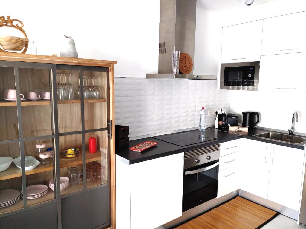 Kuchyň nebo kuchyňský kout v ubytování Apartment Aqui Todo Empieza - Pool view - Free WiFi - smart TV-Residence Senator