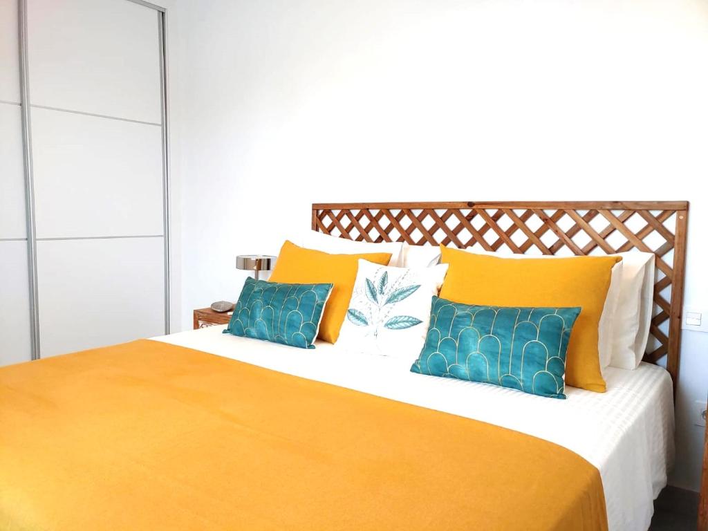 Postel nebo postele na pokoji v ubytování Apartment Aqui Todo Empieza - Pool view - Free WiFi - smart TV-Residence Senator