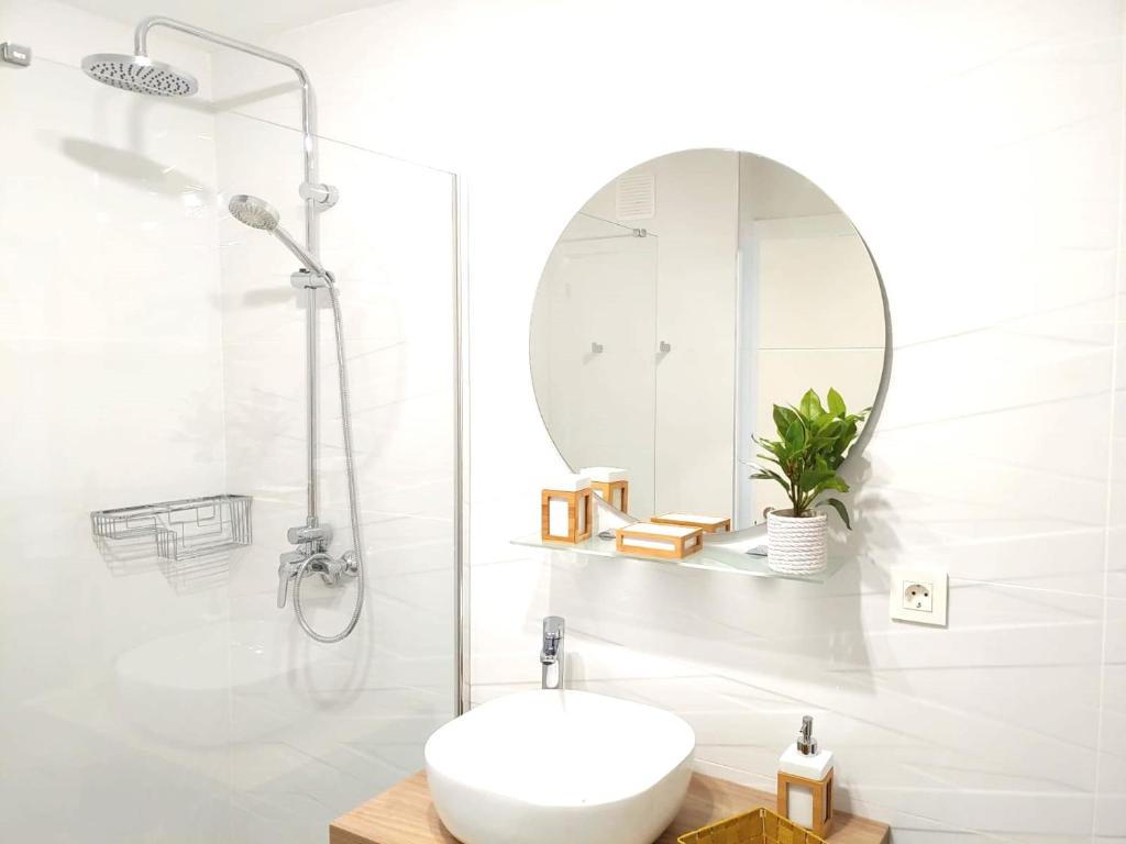 Koupelna v ubytování Apartment Aqui Todo Empieza - Pool view - Free WiFi - smart TV-Residence Senator