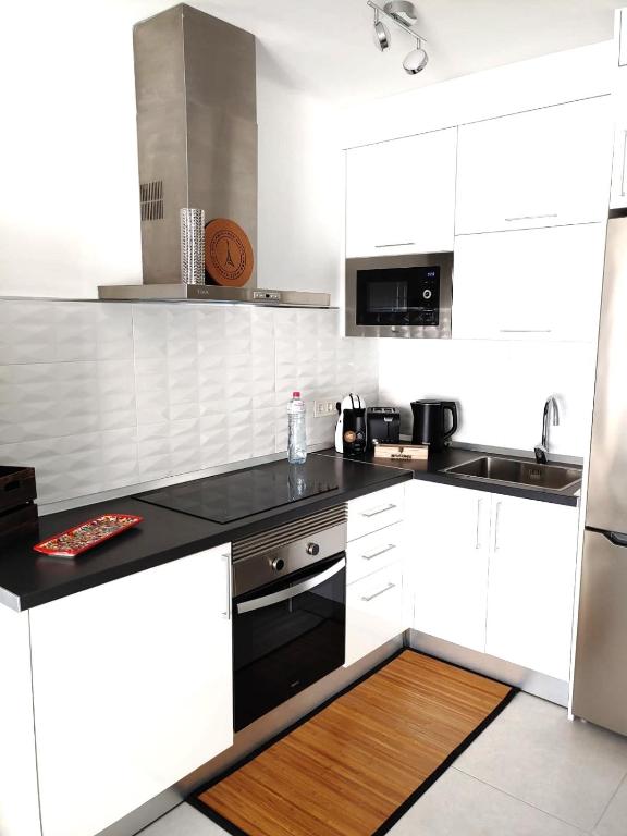 Kuchyň nebo kuchyňský kout v ubytování Apartment Aqui Todo Empieza - Pool view - Free WiFi - smart TV-Residence Senator