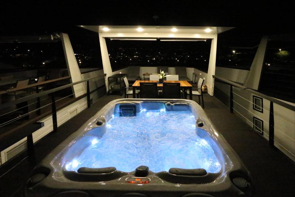 Bazén v ubytování Floating house Maui nebo v jeho okolí