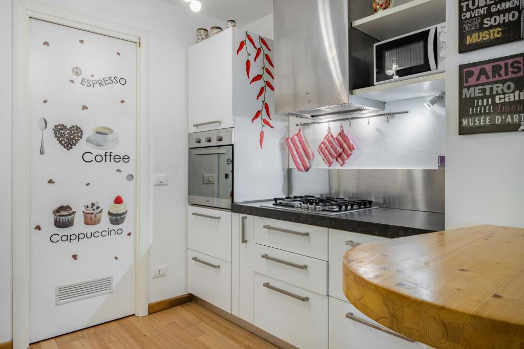 A kitchen or kitchenette at Lungarno & Parco delle Cascine Lovely Apartment