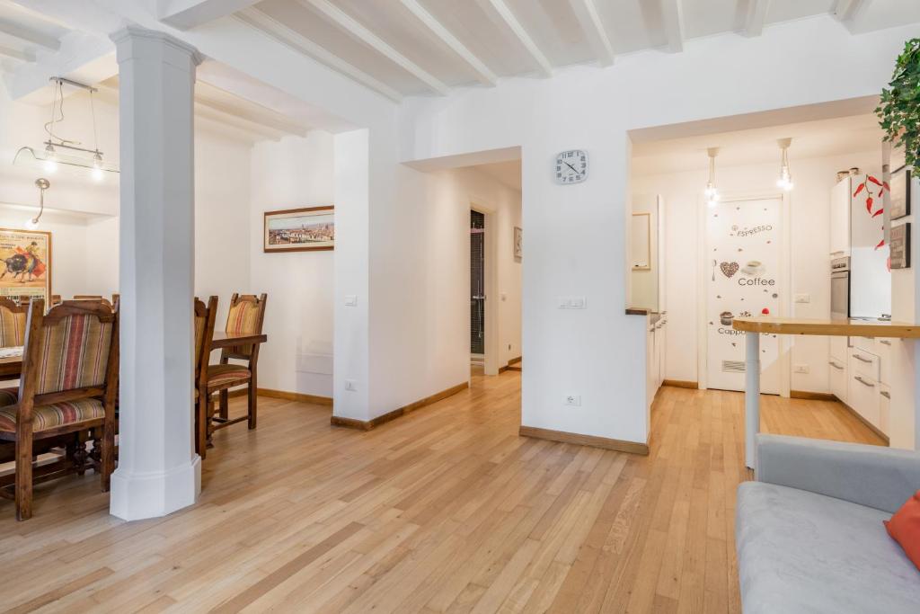 A kitchen or kitchenette at Lungarno & Parco delle Cascine Lovely Apartment
