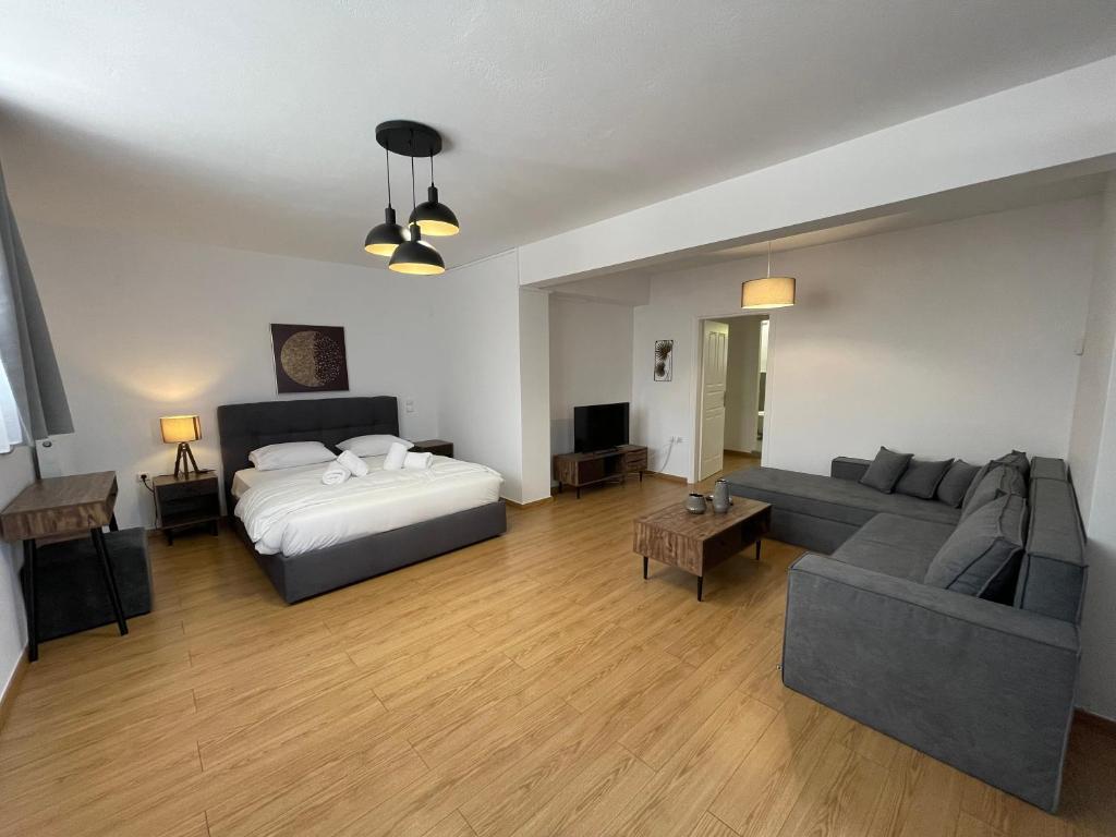 ein großes Wohnzimmer mit einem Bett und einem Sofa in der Unterkunft Nala's Apartment II in Nafplio