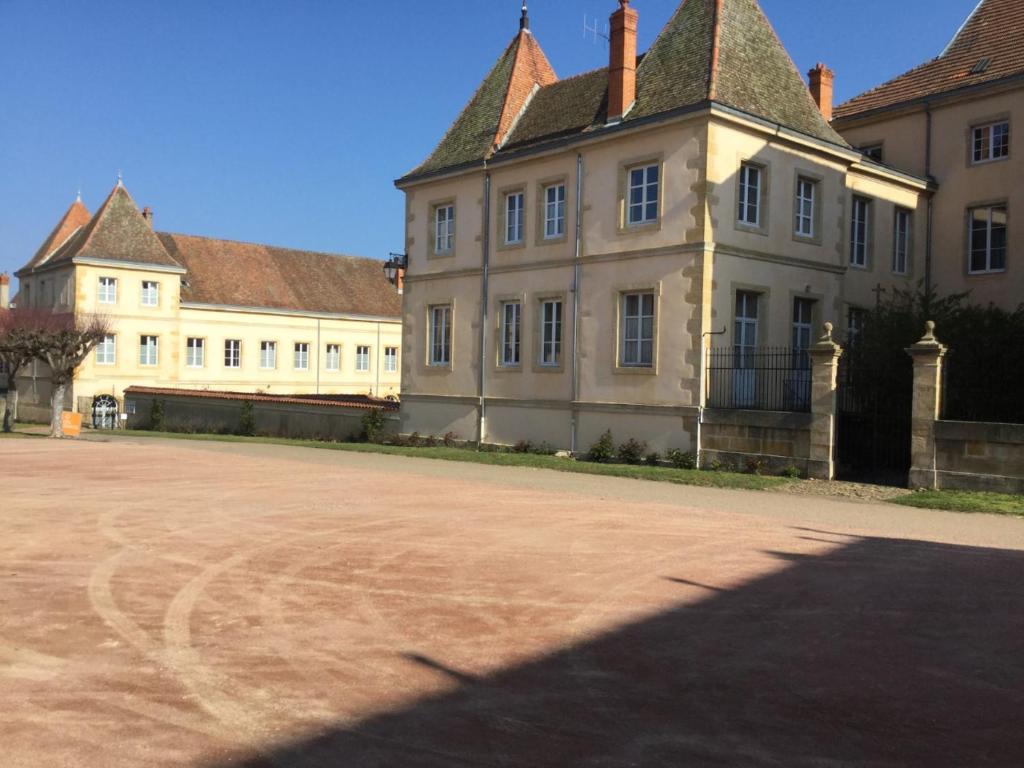 Das Gebäude in dem sich das Ferienhaus befindet