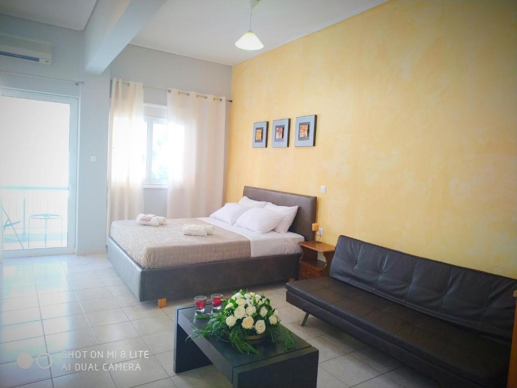 A bed or beds in a room at OSCAR STUDIO KALAMATA city centre