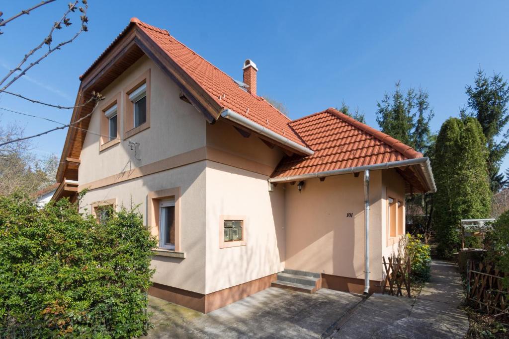 ein Haus mit rotem Dach in der Unterkunft 101 Apartman Agárd,Török Bálint utca 101 in Agárd