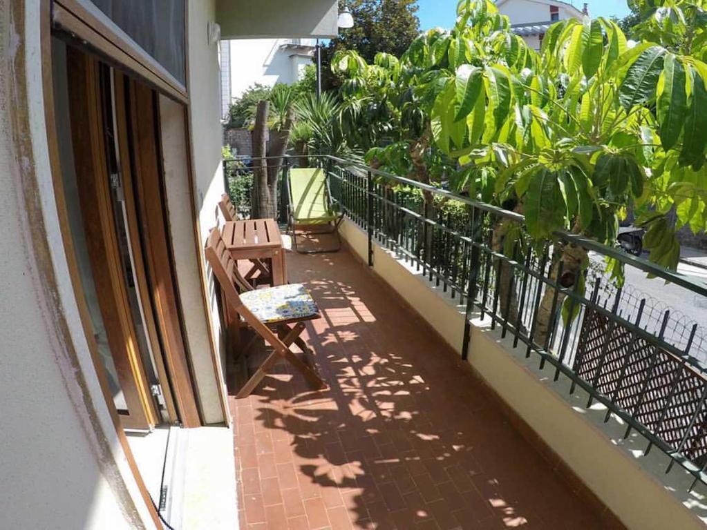 d'un balcon avec un banc et des plantes. dans l'établissement Corner Terrace Sorrento Coast, à Sant'Agnello