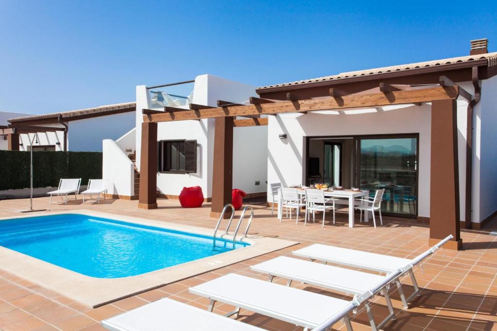 Bazén v ubytování Villa Diamante 2 Golf Private Pool Caleta de Fuste By Holidays Home nebo v jeho okolí