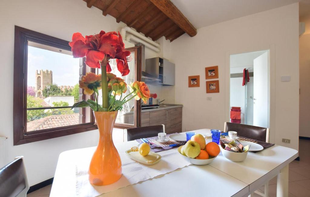 un vaso con fiori su un tavolo in una cucina di 2 Bed-Sleeps 6-AirCon-Town Centre-Free Parking a Montagnana