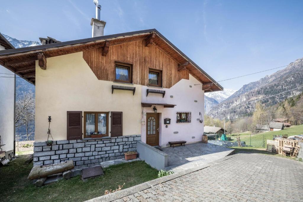 a house in the mountains with a pathway at La Mansarda di Chiara e Silvio in Trasquera