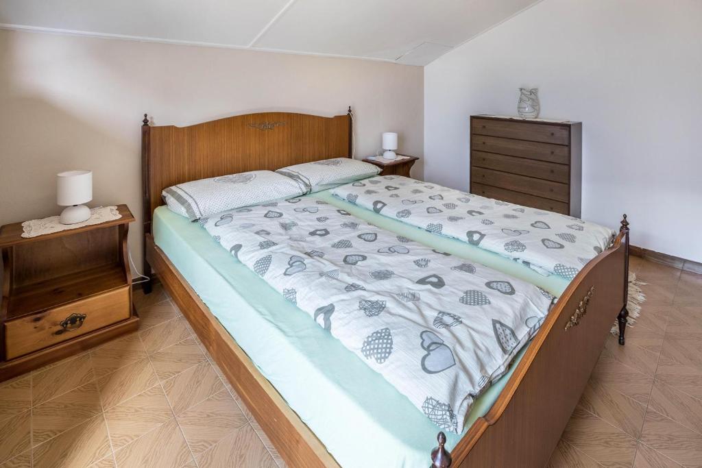 Łóżko lub łóżka w pokoju w obiekcie La Mansarda di Chiara e Silvio