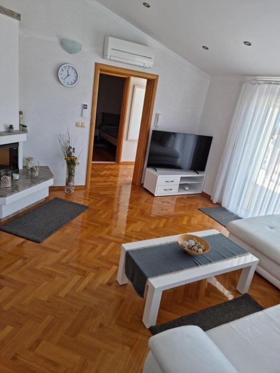 Televízia a/alebo spoločenská miestnosť v ubytovaní ZARA BEAUTY