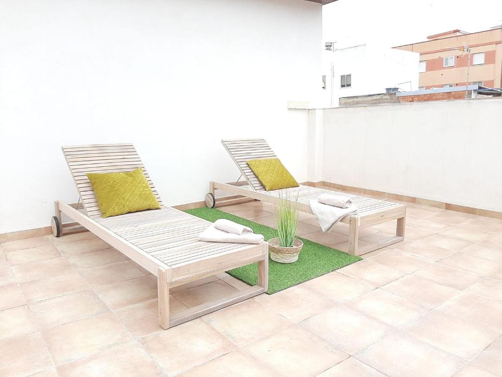 2 sillas y una mesa en el balcón en UIM Mediterraneo Columbretes 1 Wifi, en Puerto Sagunto