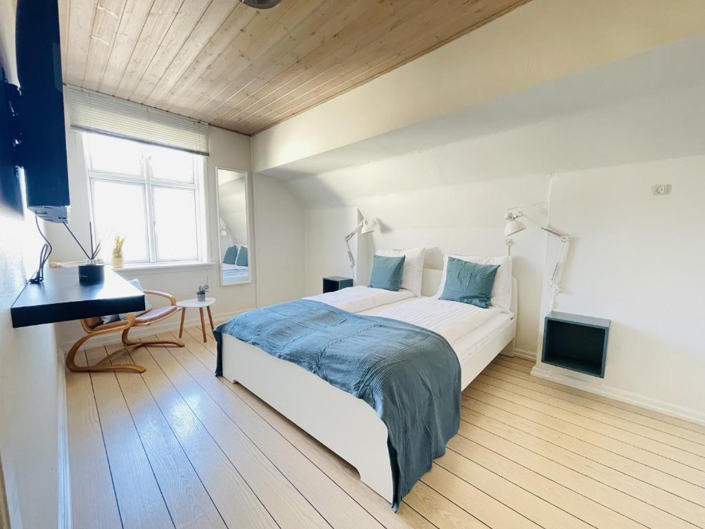 1 dormitorio con cama, escritorio y ventana en aday - Frederikshavn City Center - Room 5, en Frederikshavn