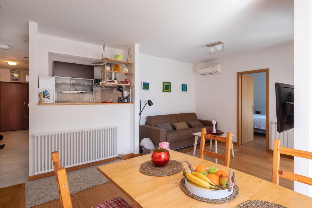 Modern apt with terrace 4 min walk to the beach, Split – Updated 2023 Prices