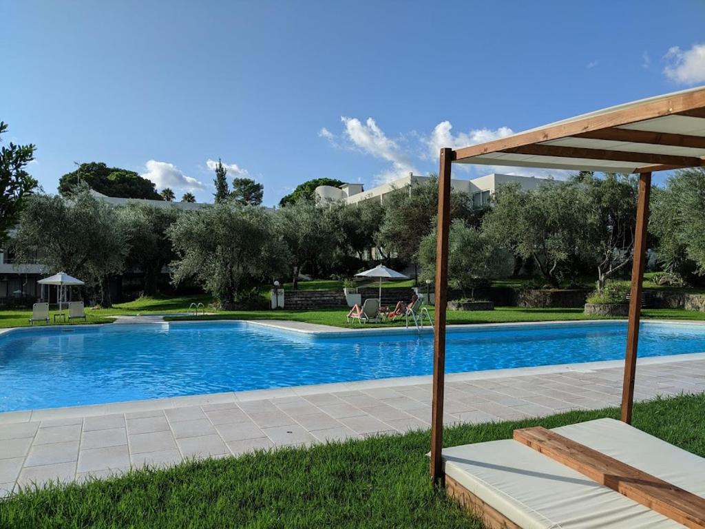 uma piscina no quintal de uma casa em Saint Nicholas Hotel em Gouviá