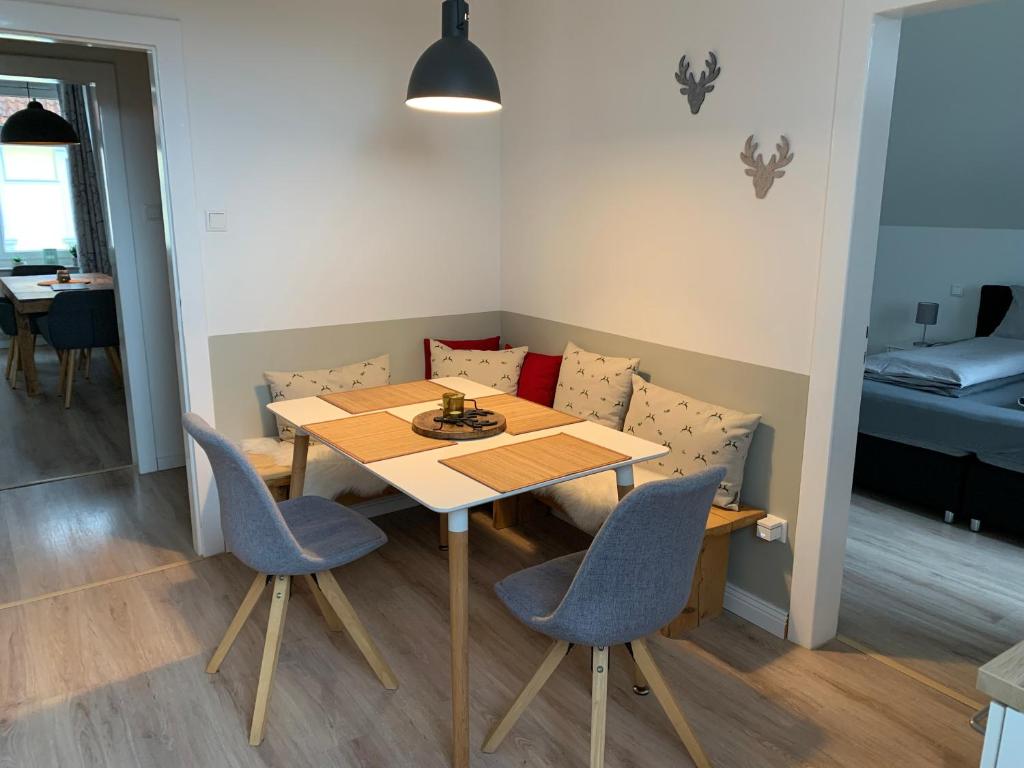 einen Tisch und Stühle in einem Zimmer mit einem Bett in der Unterkunft Apartment Elisa in Osnabrück