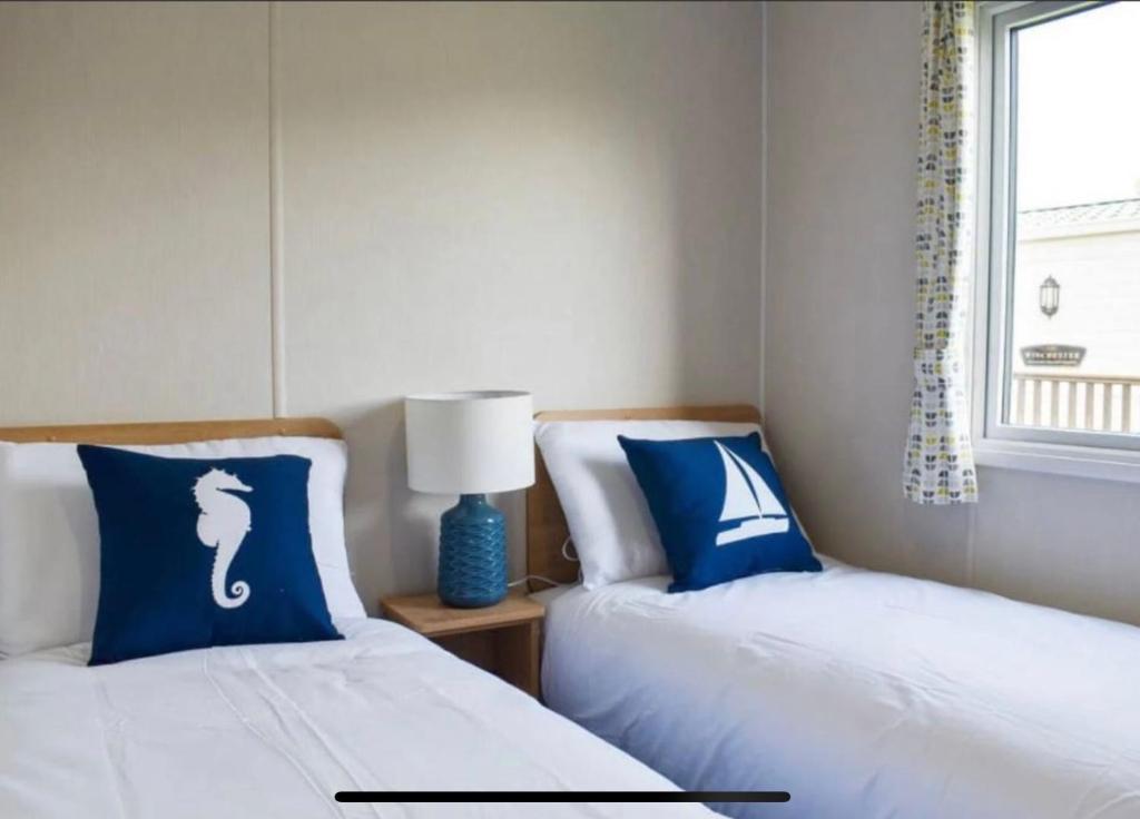 Postel nebo postele na pokoji v ubytování 2 Bed - Sleeps 6 - 15min Walk to Beach