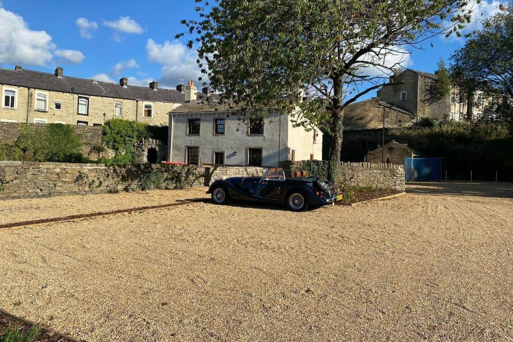 Gallery image of 1700s Canalside Cottage Sleeps up to 12 Guests in Burnley