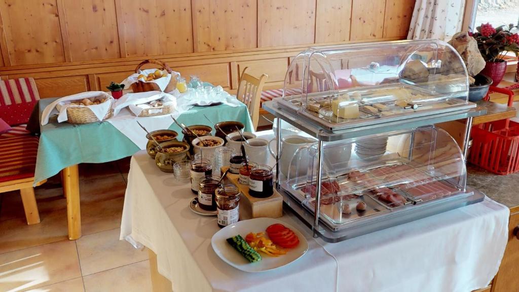 EisentrattenにあるDas kleine Familienhotel Kochのテーブルの上に食べ物と飲み物を置いたテーブル