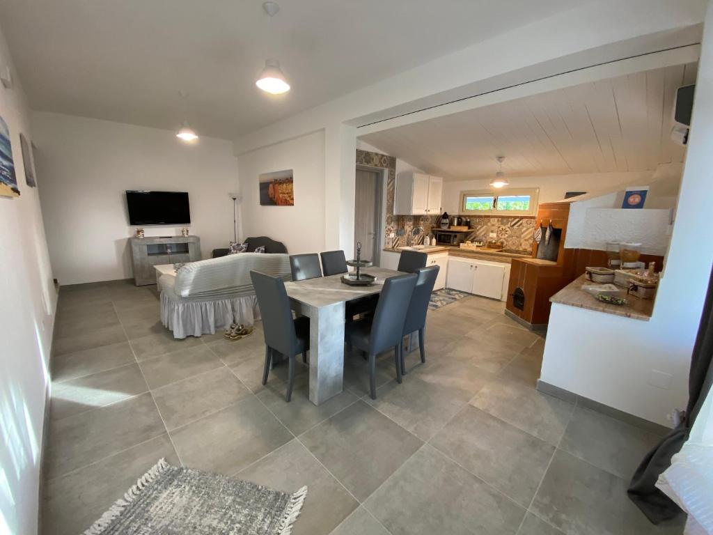 a kitchen and dining room with a table and chairs at Villa Priscilla in Cinisi