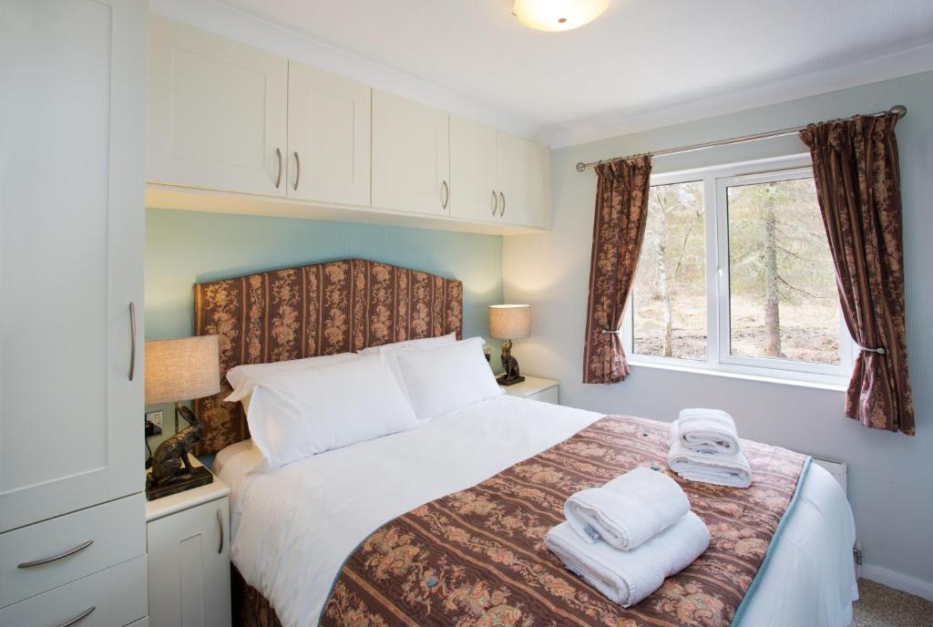 Katil atau katil-katil dalam bilik di 2-Bed Cottage with Hot Tub at Loch Achilty NC500
