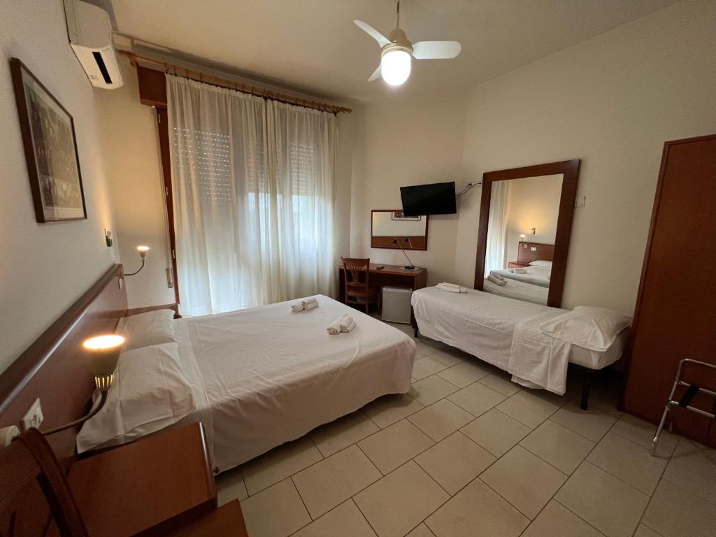Postel nebo postele na pokoji v ubytování Hotel Adriatico