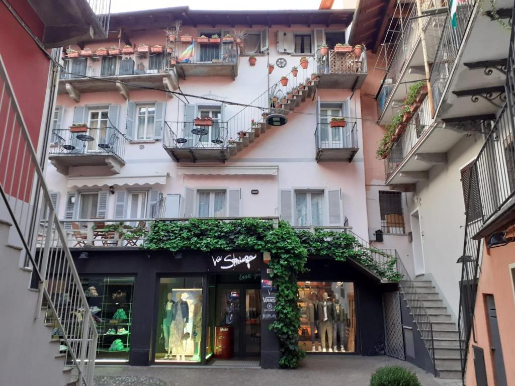 een gebouw met balkons en een winkel in een stad bij Casa Sabina in Intra