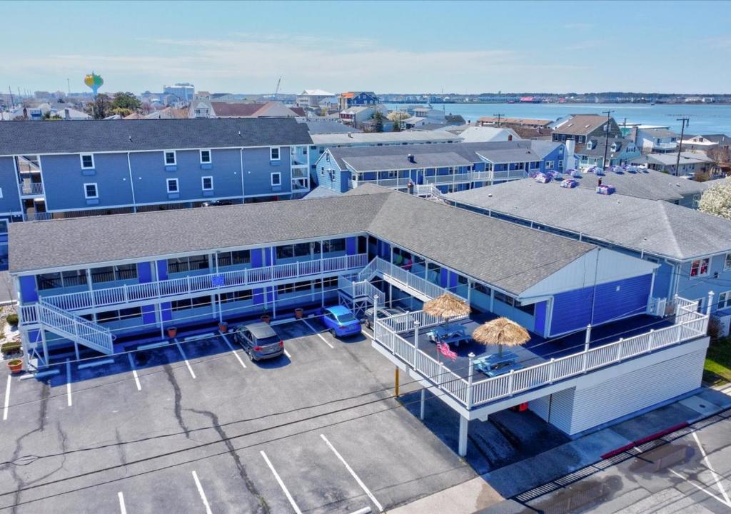 uma vista superior de um edifício azul com um parque de estacionamento em Blue Wave Inn - Ocean City em Ocean City