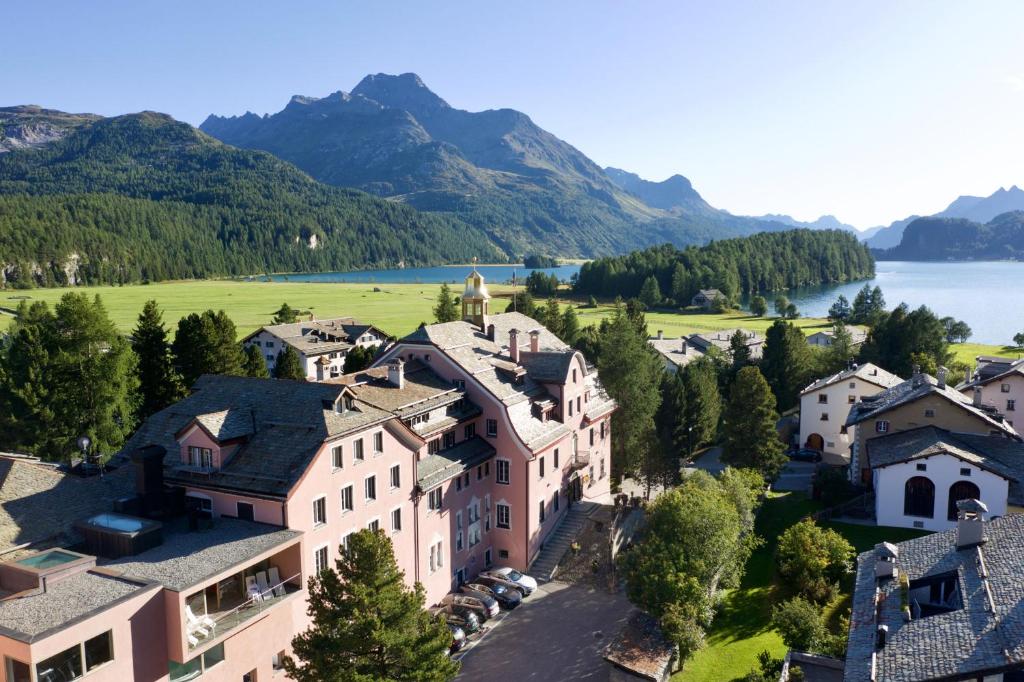 una vista aérea de una ciudad con lago y montañas en Parkhotel Margna Superior en Sils Maria