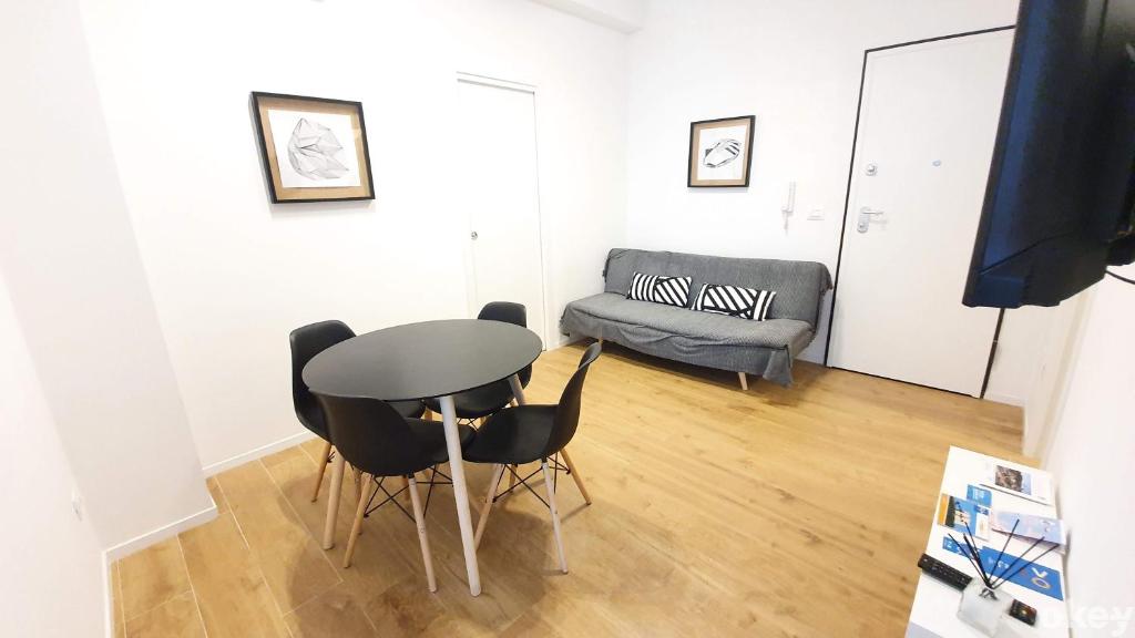 salon ze stołem, krzesłami i kanapą w obiekcie Bed & Relax Loft - Bari Centro w mieście Bari
