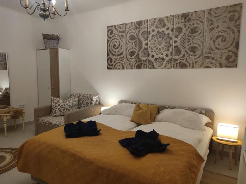 A bed or beds in a room at Wagner Apartman Tata
