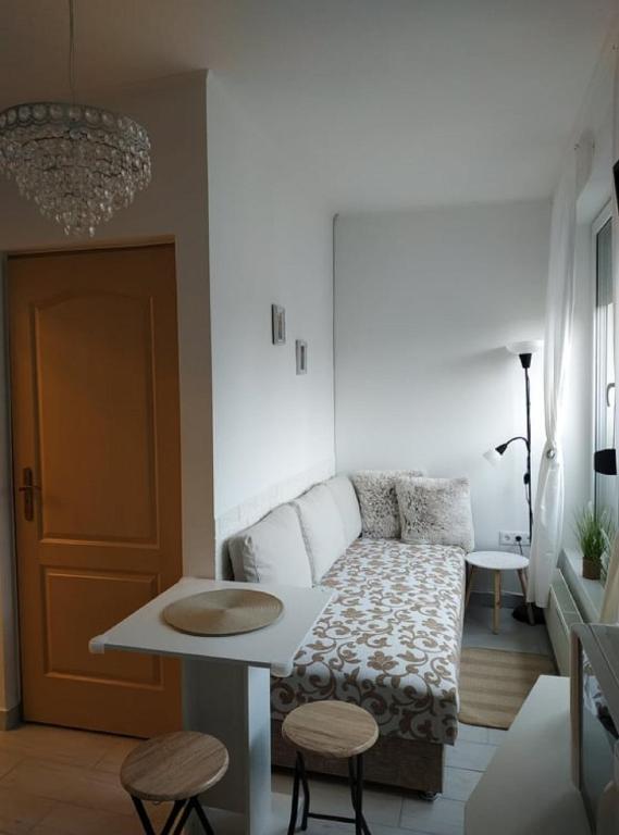 A seating area at Wagner Apartman Tata