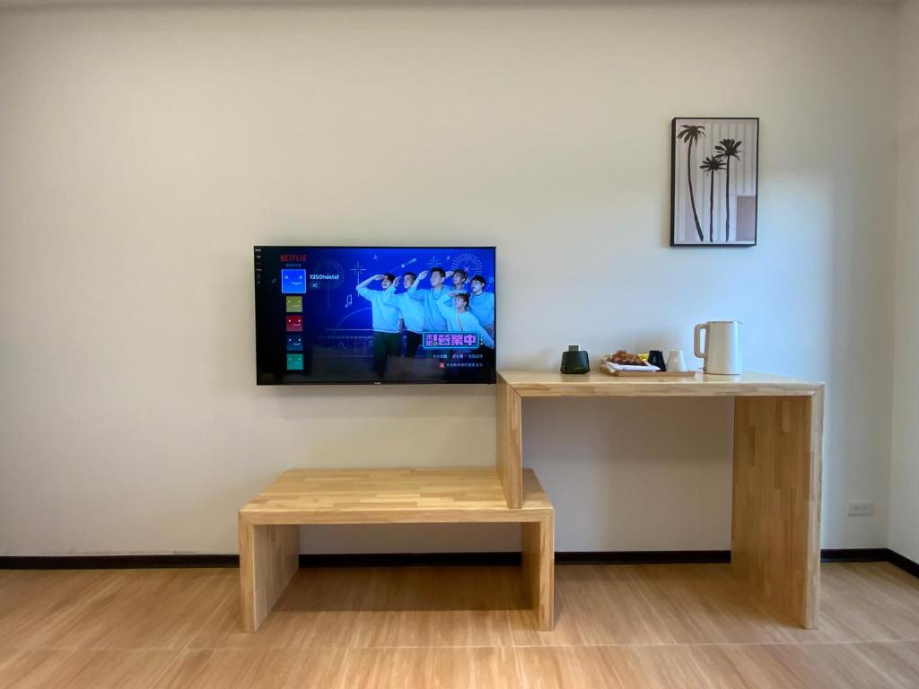TV a/nebo společenská místnost v ubytování 清境依山舞林民宿