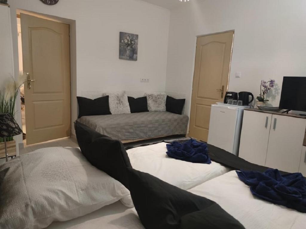 A bed or beds in a room at Wagner Apartman Tata
