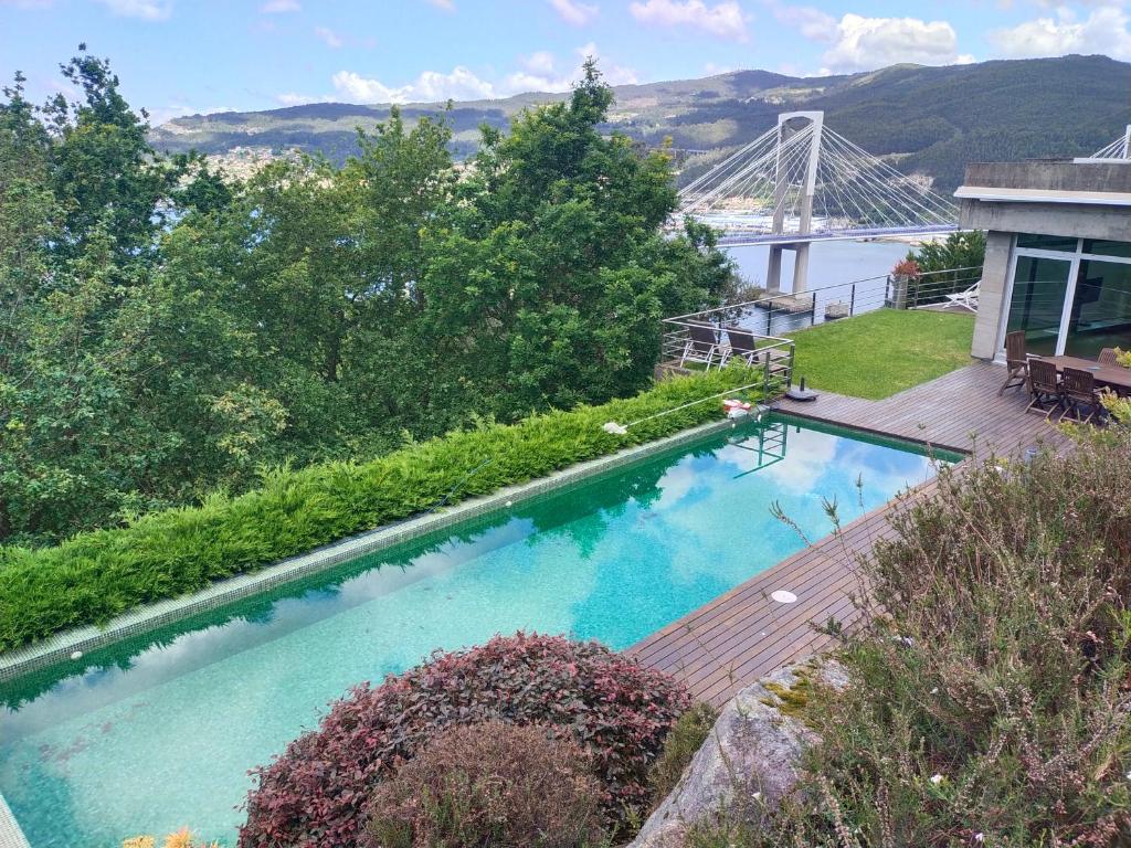 ein Pool auf einem Haus mit einer Brücke in der Unterkunft RIA DE VIGO in Vigo