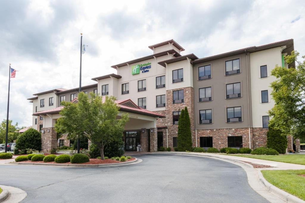 una foto della parte anteriore di un hotel di Holiday Inn Express & Suites Lexington North West-The Vineyard, an IHG Hotel a Lexington