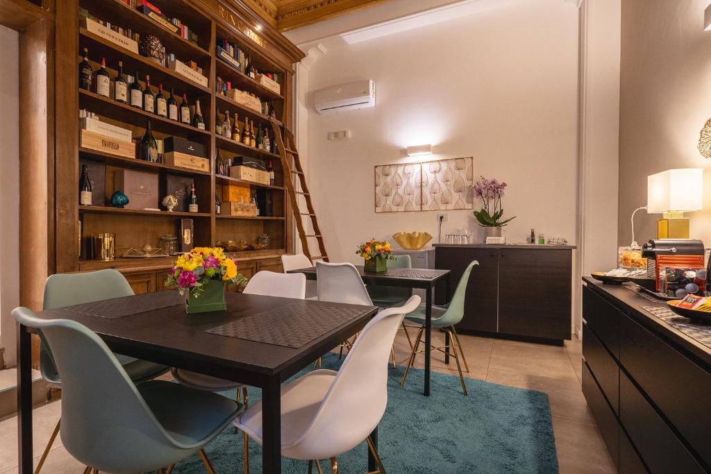 jadalnia ze stołem i krzesłami w obiekcie Fourooms - Bari Sparano w mieście Bari